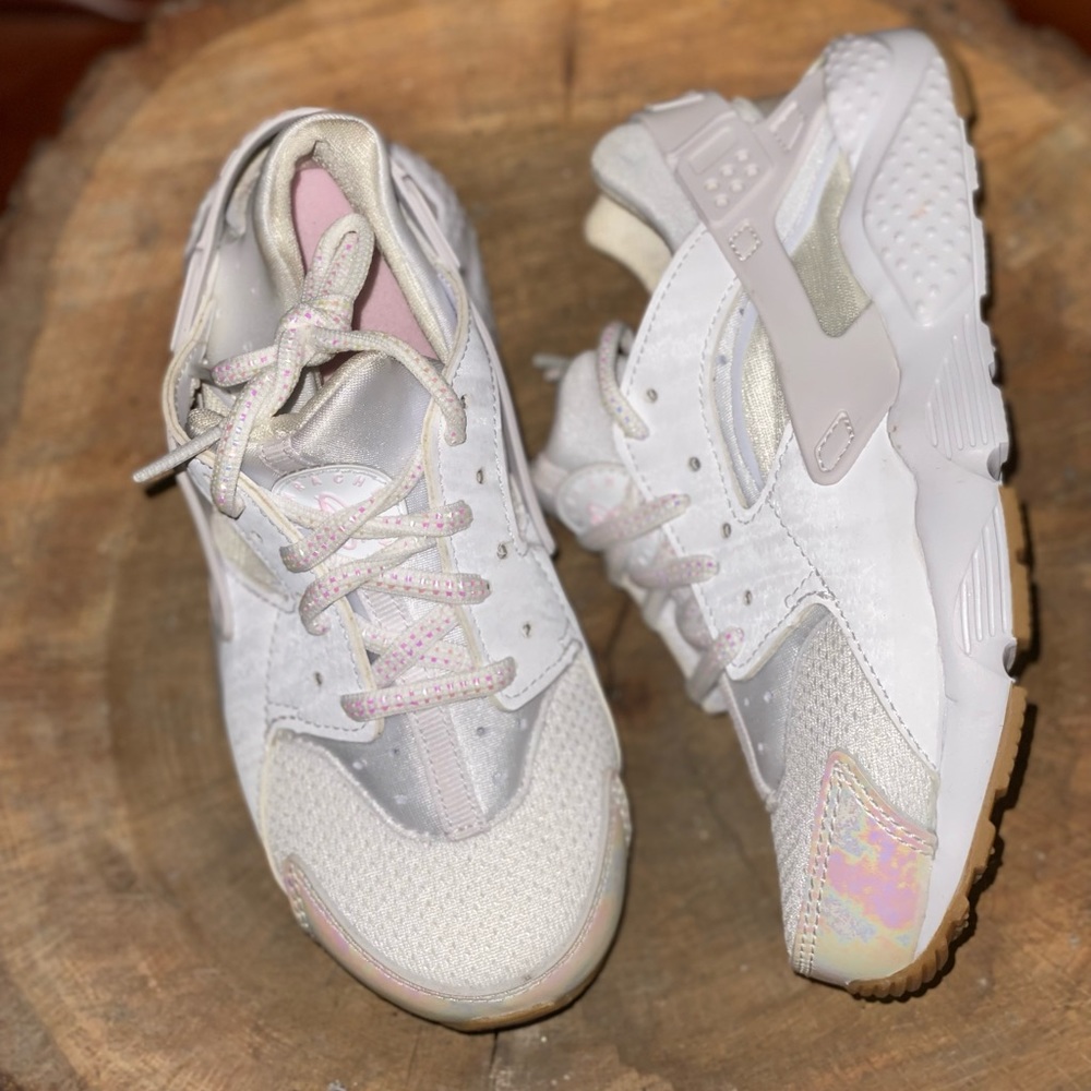 NEW Girls Nike Huraches white/ iridescent Size 12